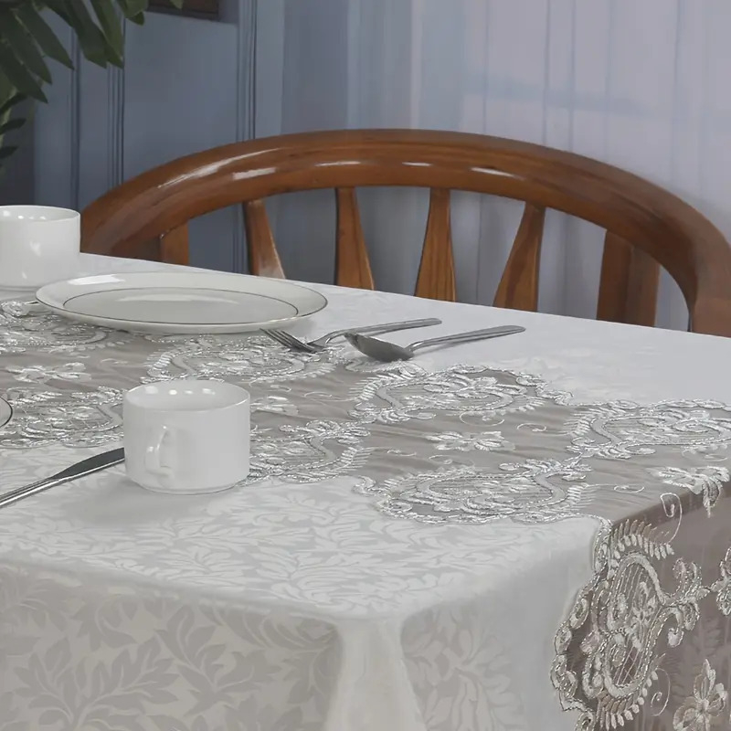 Poliester stolnjak, pravokutnog oblika, francuskog stila, geometrijski uzorak; protuklizni, otporan na prašinu i dekorativan.