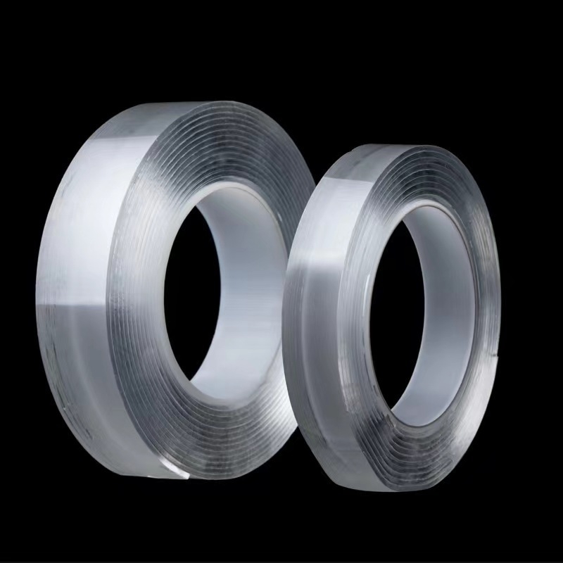 Nano obojstranná páska s akrylovým lepidlom, vysoká viskozita, PET základný materiál, plastové jadro, na svadobné dekorácie.