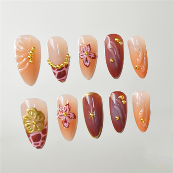 3D umjetnost noktiju s gradijentom i izbrisanim linijama, cvjetni uzorak – retro dvorski stil