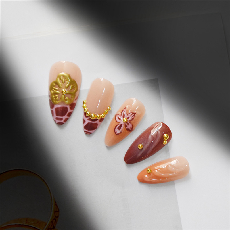 3D umjetnost noktiju s gradijentom i izbrisanim linijama, cvjetni uzorak – retro dvorski stil