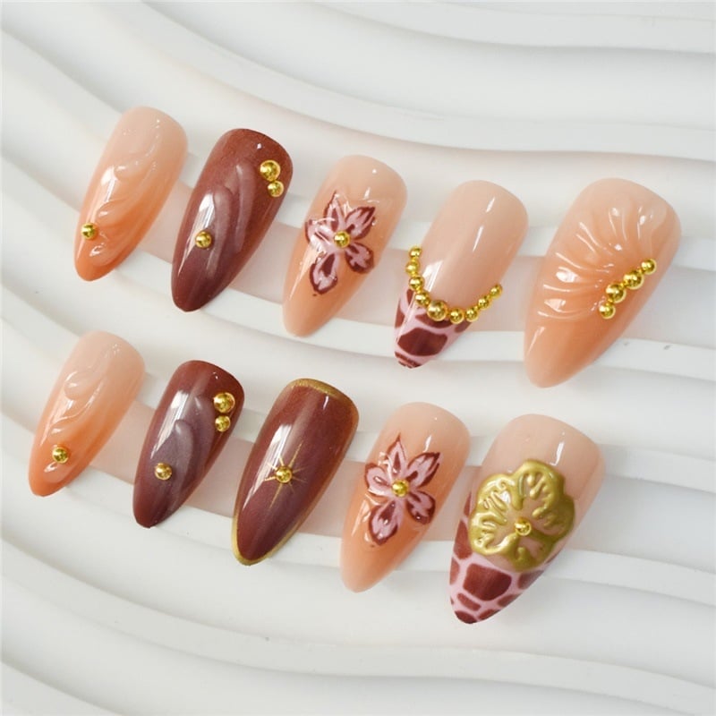 3D umjetnost noktiju s gradijentom i izbrisanim linijama, cvjetni uzorak – retro dvorski stil