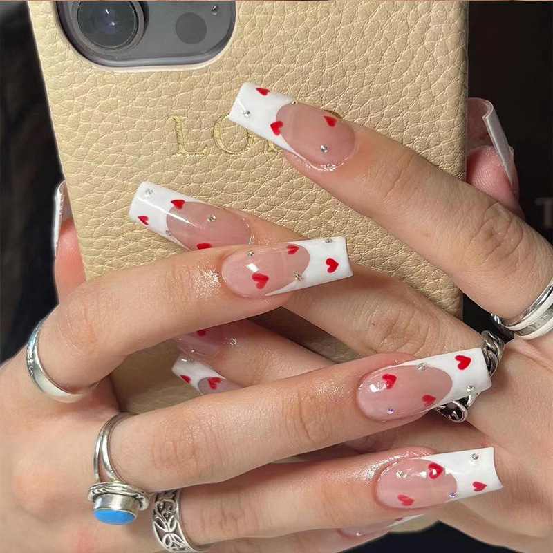 Nokti umetci s Cat's Eye učinkom, francuski stil, ljubavni motiv i zvjezdano nebo