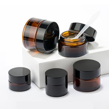 Sklenené prázdne fľaštičky na kozmetiku pre tvárový krém, očný krém a masť – tvarovanie fúkaním; značka Saint-Young; model 3-3