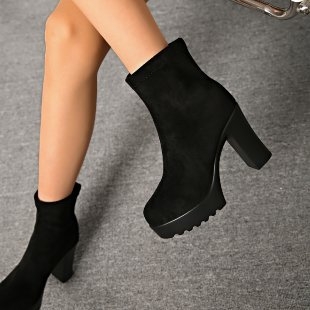 Muške čizme s resicama, gornji dio od prave kože, gumena potplata, unutarnja podstava od sintetičkog kratkog pliša, niski kroj