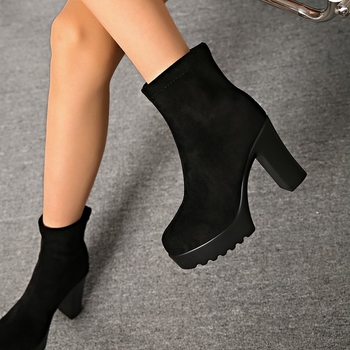 Muške čizme s resicama, gornji dio od prave kože, gumena potplata, unutarnja podstava od sintetičkog kratkog pliša, niski kroj