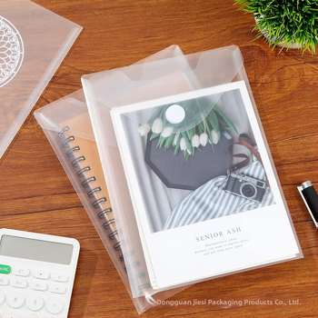 Viacstránkový priečinok z priehľadného plastu; formát A5; šírka zadnej časti 2 mm; prispôsobiteľný; tlač loga k dispozícii.