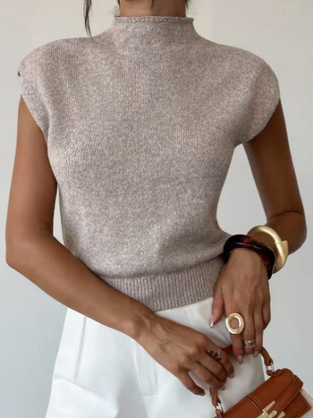 Pleteni pulover bez rukava s poluprsnim ovratnikom; viskoza 70–80%; uski kroj