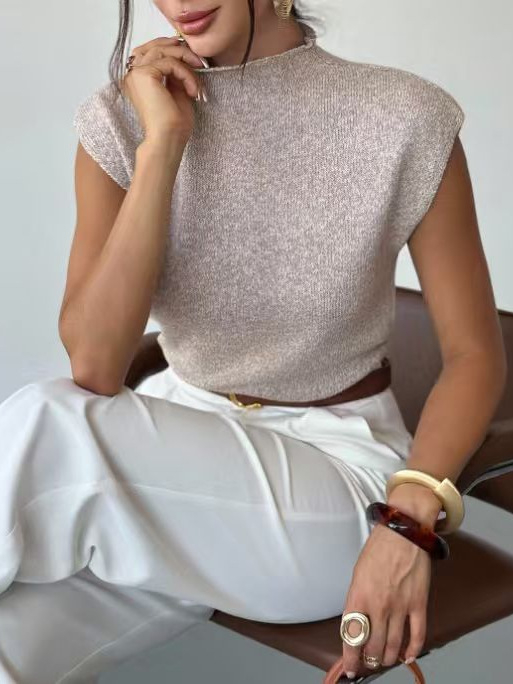 Pleteni pulover bez rukava s poluprsnim ovratnikom; viskoza 70–80%; uski kroj