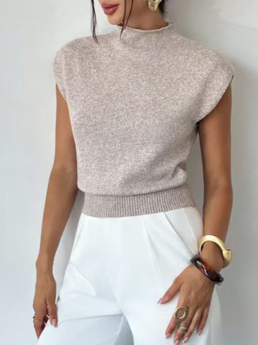 Pleteni pulover bez rukava s poluprsnim ovratnikom; viskoza 70–80%; uski kroj