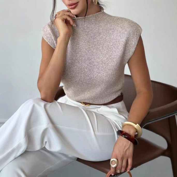 Pleteni pulover bez rukava s poluprsnim ovratnikom; viskoza 70–80%; uski kroj