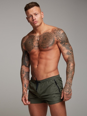 Pánske rýchloschnúce šortky – voľný strih, stredný pás, priedušné zloženie 90% nylon, vhodné na beh a fitness