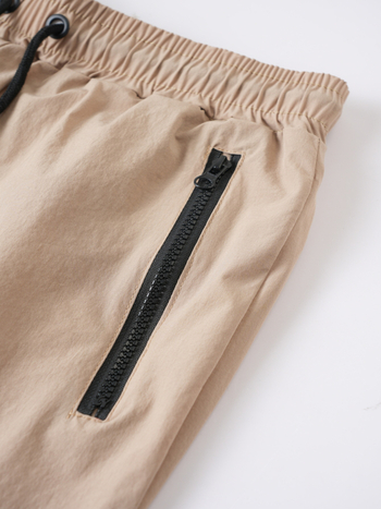 Pánske rýchloschnúce šortky – voľný strih, stredný pás, priedušné zloženie 90% nylon, vhodné na beh a fitness