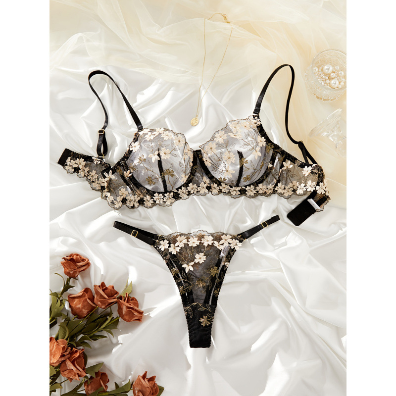 Set donjeg rublja s broderijom, grudnjak s trokutastim košaricama, tangice i jartijerica — trokutasti košarice, srednje oblikovane košarice; glavni materijal 97% poliester, 3% elastan; podstava 97% poliester, 3% elastan