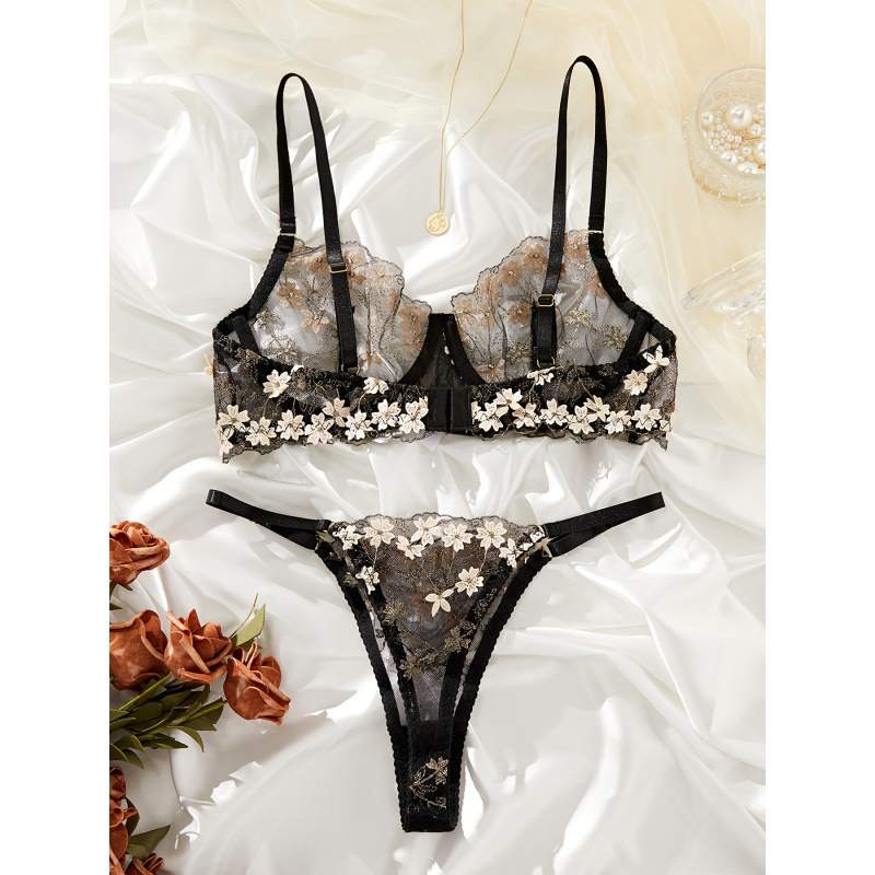 Set donjeg rublja s broderijom, grudnjak s trokutastim košaricama, tangice i jartijerica — trokutasti košarice, srednje oblikovane košarice; glavni materijal 97% poliester, 3% elastan; podstava 97% poliester, 3% elastan