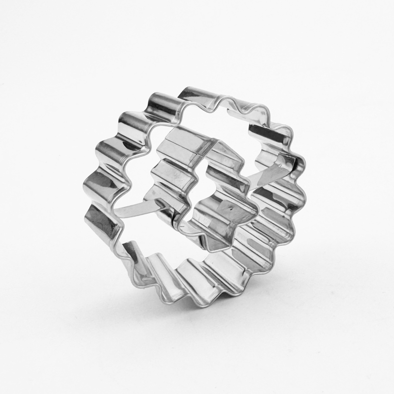 Keksići od nehrđajućeg čelika za kekse u obliku božićnog drvca i srca s valovitim i plisiranim dizajnom — Šablona: Agjq; Izrada: Agjq; Materijal: chenille