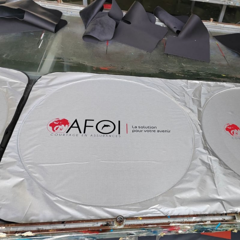 Сгъваема разтегателна слънцезащитна щора за автомобил за предното стъкло, полиестер, вградена инсталация, универсален модел, печат на лого наличен