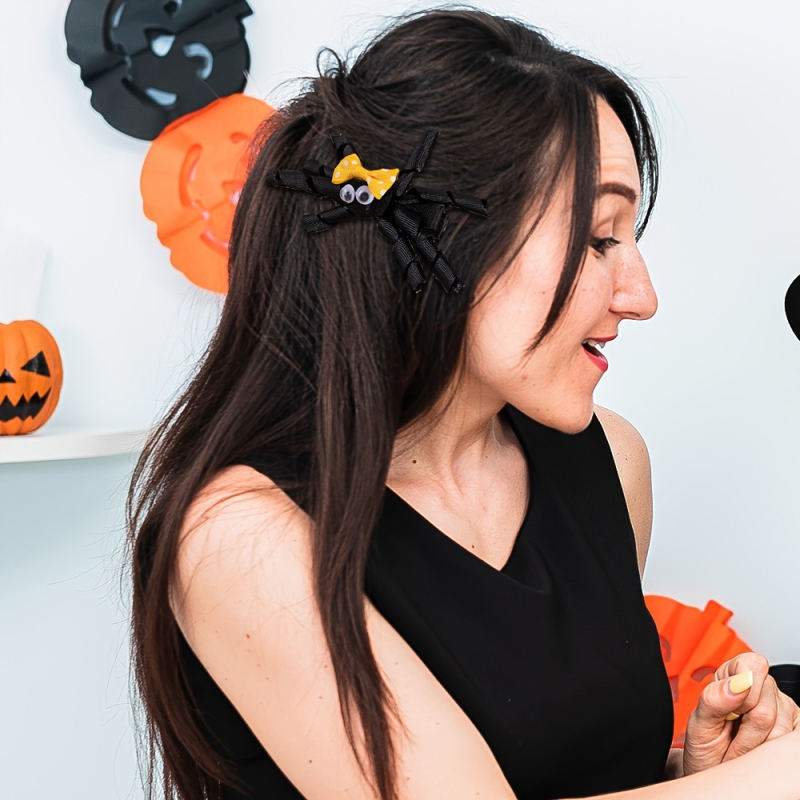 Doplnok do vlasov – Ručne vyrobený klip so stuhou a motívom pavúka, Zirui Lida, ZR-090, jeseň 2025