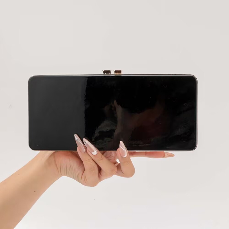 Lika akrilna crossbody torba, vertikalni kvadratni oblik, magnetsko zatvaranje, pamukasta podstava, džep za telefon, gradski minimalistički stil