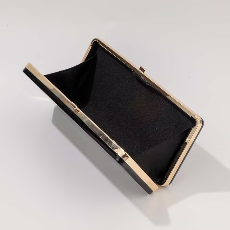 Lika akrilna crossbody torba, vertikalni kvadratni oblik, magnetsko zatvaranje, pamukasta podstava, džep za telefon, gradski minimalistički stil