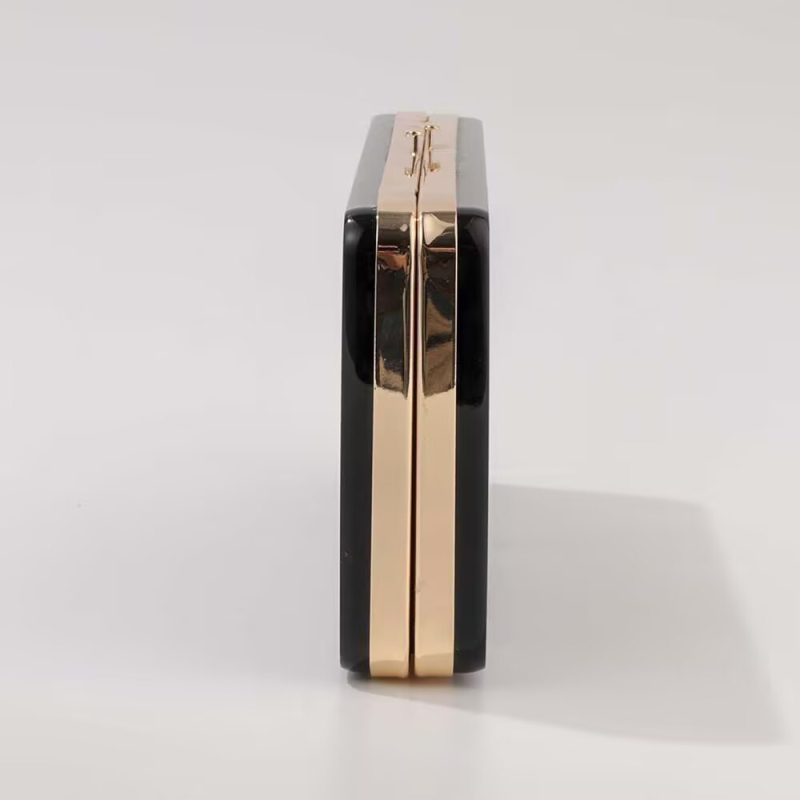 Lika akrilna crossbody torba, vertikalni kvadratni oblik, magnetsko zatvaranje, pamukasta podstava, džep za telefon, gradski minimalistički stil