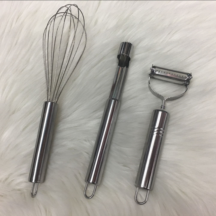 Комплект от три кухненски принадлежности от неръждаема стомана: разбърквач за яйца, двустранен настъргвач с усмихнато лице и изважач на сърцевини на плодове