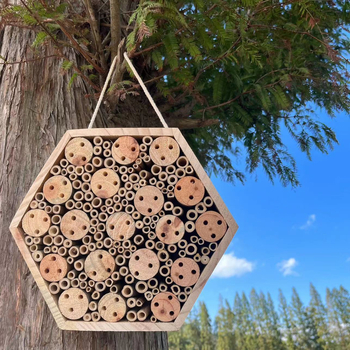 Drevený hotel pre včely so zavesením – domček pre hmyz, priláka opeľovače, záhradná dekorácia