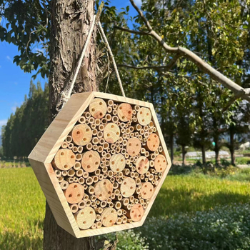 Drevený hotel pre včely so zavesením – domček pre hmyz, priláka opeľovače, záhradná dekorácia