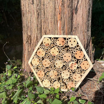 Drevený hotel pre včely so zavesením – domček pre hmyz, priláka opeľovače, záhradná dekorácia