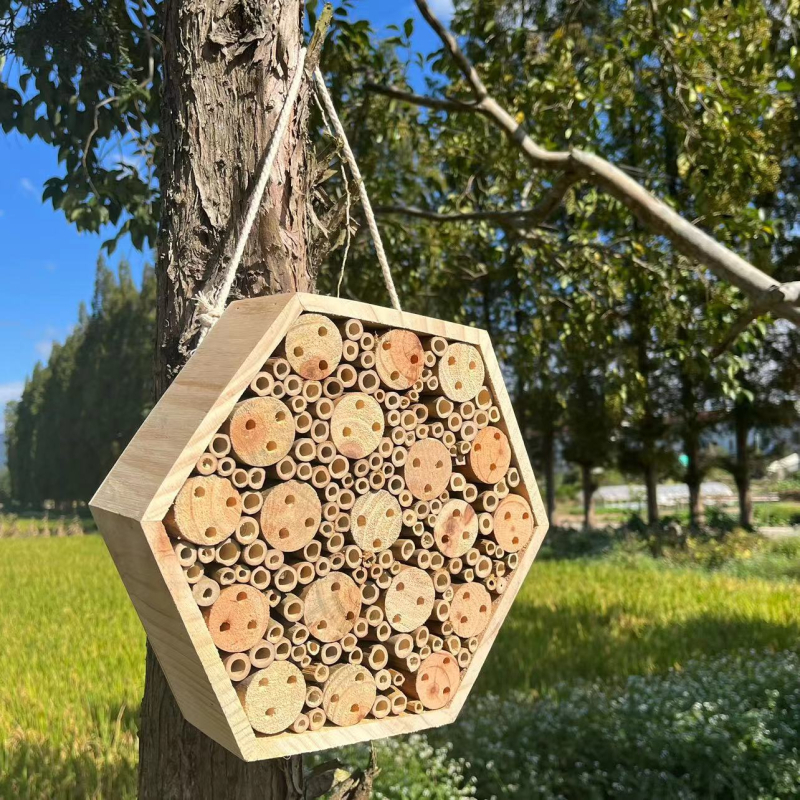 Drevený hotel pre včely so zavesením – domček pre hmyz, priláka opeľovače, záhradná dekorácia
