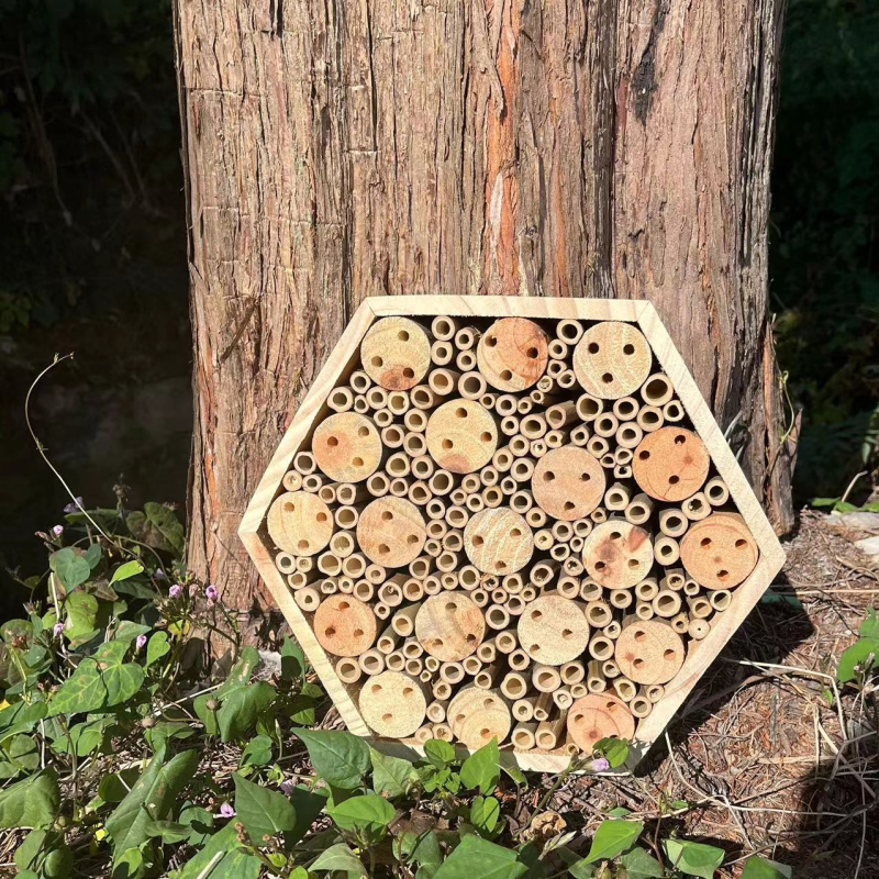 Drevený hotel pre včely so zavesením – domček pre hmyz, priláka opeľovače, záhradná dekorácia