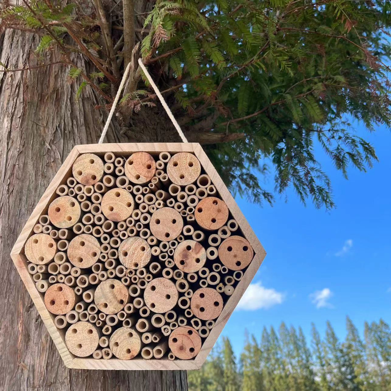 Drevený hotel pre včely so zavesením – domček pre hmyz, priláka opeľovače, záhradná dekorácia