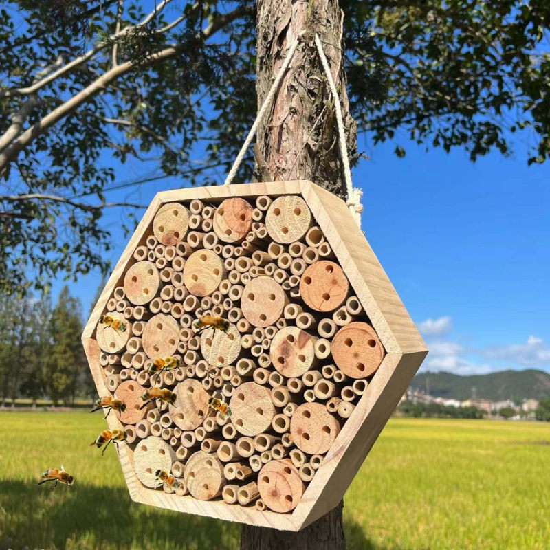 Drevený hotel pre včely so zavesením – domček pre hmyz, priláka opeľovače, záhradná dekorácia