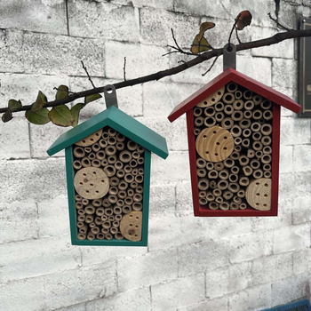 Drevený dom pre včely, na stenu, biotop pre hmyz s prírodnou bambusovou trubkou