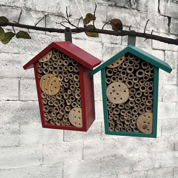 Drevený dom pre včely, na stenu, biotop pre hmyz s prírodnou bambusovou trubkou