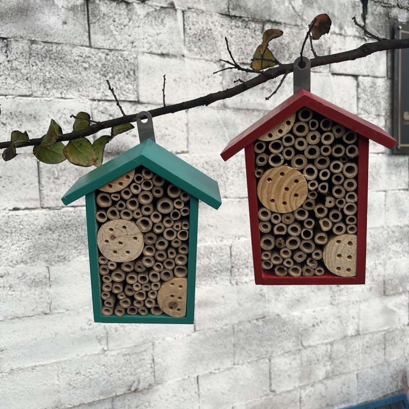 Drevený dom pre včely, na stenu, biotop pre hmyz s prírodnou bambusovou trubkou