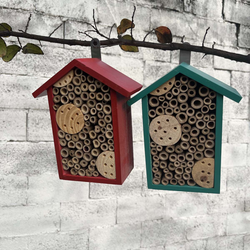 Drevený dom pre včely, na stenu, biotop pre hmyz s prírodnou bambusovou trubkou