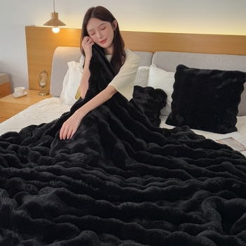 Dvojstranná plyšová deka s imitáciou zajacej srsti, jednobarevný vzor, Coral fleece, polyester, 500–800 g, moderný minimalistický štýl, vhodná do kancelárie a na gauč