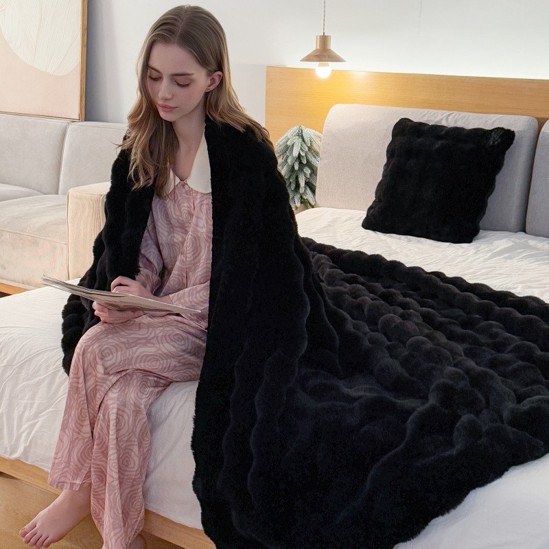 Dvojstranná plyšová deka s imitáciou zajacej srsti, jednobarevný vzor, Coral fleece, polyester, 500–800 g, moderný minimalistický štýl, vhodná do kancelárie a na gauč