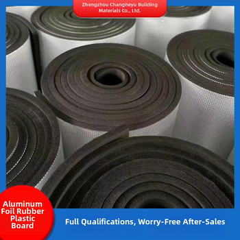 Izolācijas plāksne no gumijas un plastmasas ar alumīnija foliju, pašlīmējoša, piemērota jumtiem un siltumnīcām - siltuma vadība 0.035 W/mK, darba temperatūra līdz 100°C