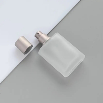 Matná sklenená fľaštička na parfum so skrutkovacím uzáverom, vyrobená fúkaným sklom, obsahuje plastový kryt a hliníkovú rozprašovač, pôvod Zhejiang