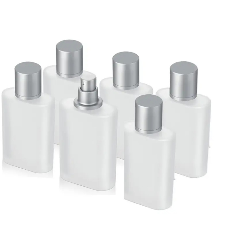 Matná sklenená fľaštička na parfum so skrutkovacím uzáverom, vyrobená fúkaným sklom, obsahuje plastový kryt a hliníkovú rozprašovač, pôvod Zhejiang