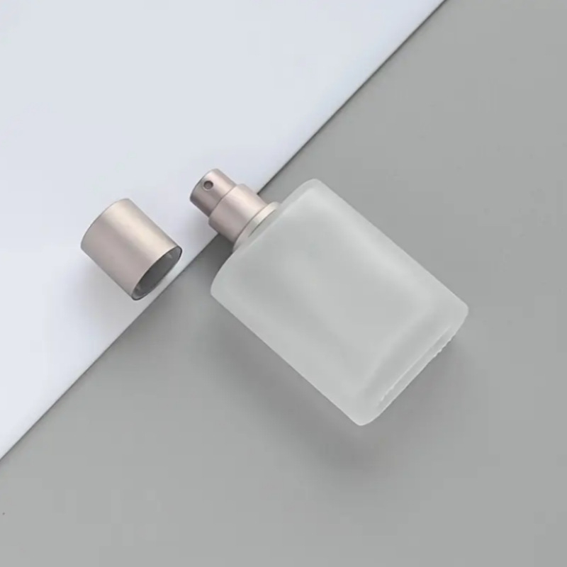 Matná sklenená fľaštička na parfum so skrutkovacím uzáverom, vyrobená fúkaným sklom, obsahuje plastový kryt a hliníkovú rozprašovač, pôvod Zhejiang