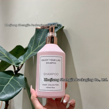 Fľaša na telové mlieko Cherry Blossom Rose, objem 500 ml; pumpa s viečkom; PET materiál; hrúbka steny 1–2 mm; spracovanie na mieru