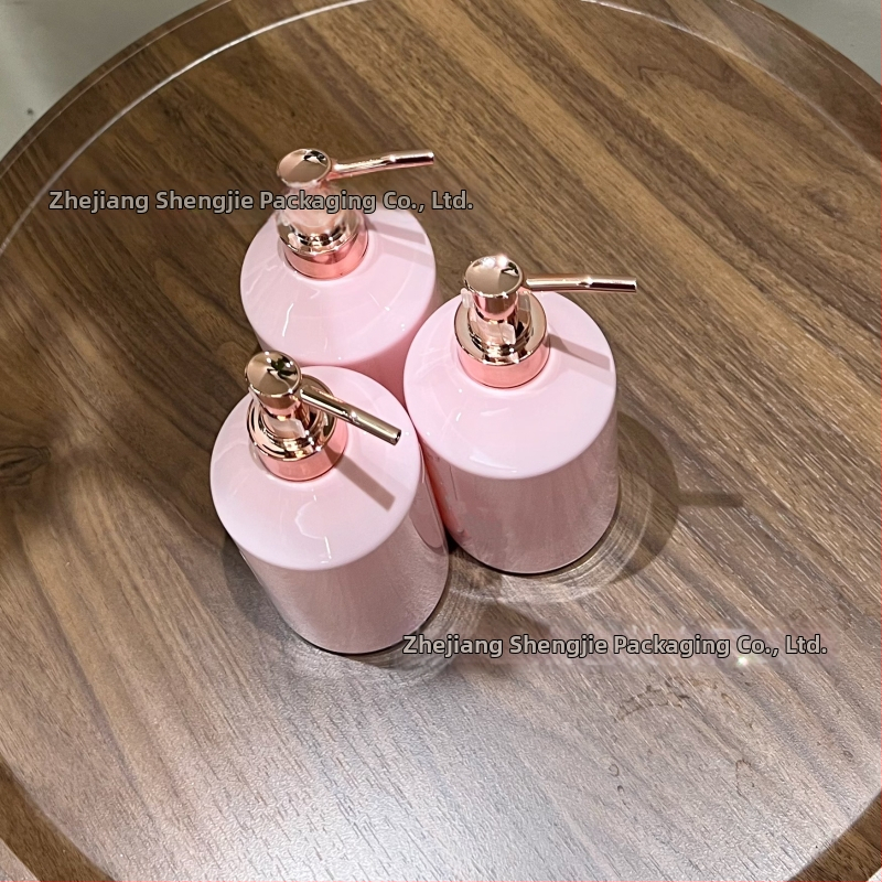 Kūno pieno buteliukas Cherry Blossom Rose, talpa 500 ml; siurbimo dangtelis; PET medžiaga; sienos storis 1–2 mm; apdorojimo pritaikymas