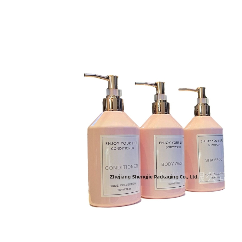 Kūno pieno buteliukas Cherry Blossom Rose, talpa 500 ml; siurbimo dangtelis; PET medžiaga; sienos storis 1–2 mm; apdorojimo pritaikymas