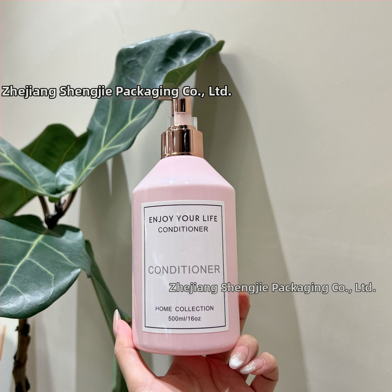 Fľaša na telové mlieko Cherry Blossom Rose, objem 500 ml; pumpa s viečkom; PET materiál; hrúbka steny 1–2 mm; spracovanie na mieru