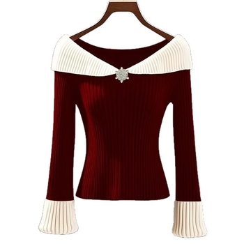 Елегантен плетен пуловер с V-образно деколте, контрастни панели, slim fit; core-spun прежда върху вискозна материя