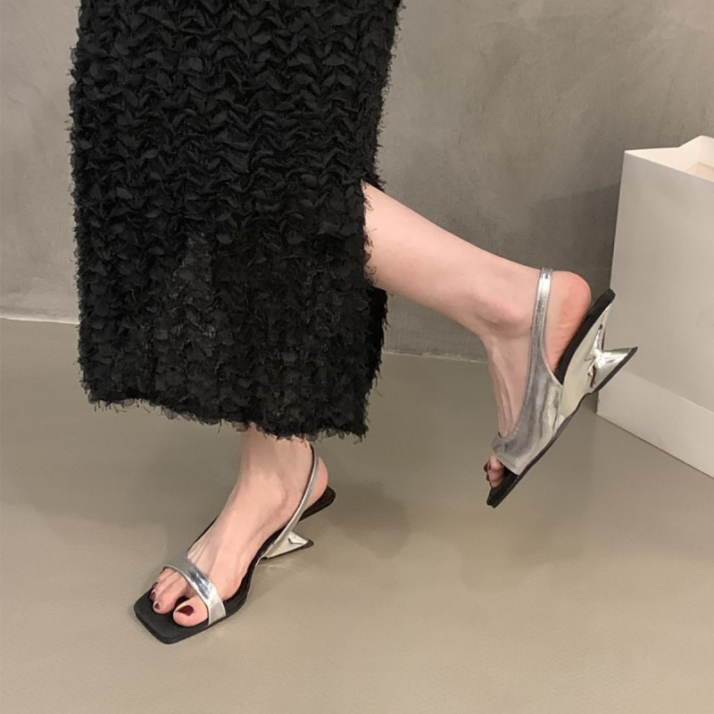 Сандали с една лента, квадратен нос, 3–6 см ток, гумена подметка, горна част от супер влакна