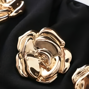 Midi suknja za odijelo s gumbima, zatvaračem i asimetričnim detaljima; poliester s elastanom, mikroelastična, elegantan stil.