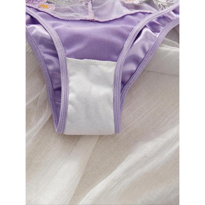 Set grudnjaka i tangama s čipkom, glavni materijal poliamid, podstava pamuk, košarice s ušima zeca, funkcija skupljanja, stil tradicionalan i seksi